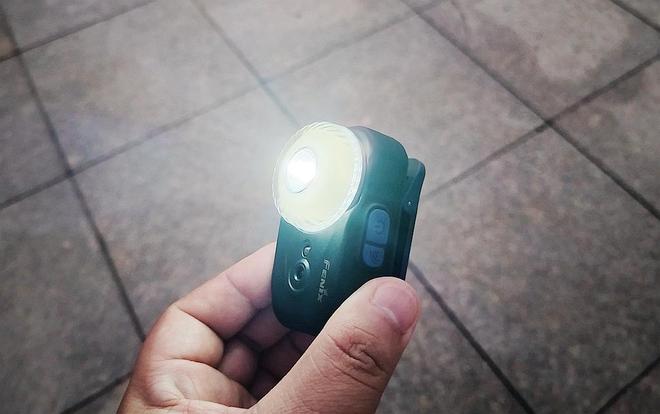 用快拆磁吸头灯：多样照明光影魔法让夜晚更炫美新葡京娱乐场appFenix HL17R多(图4)